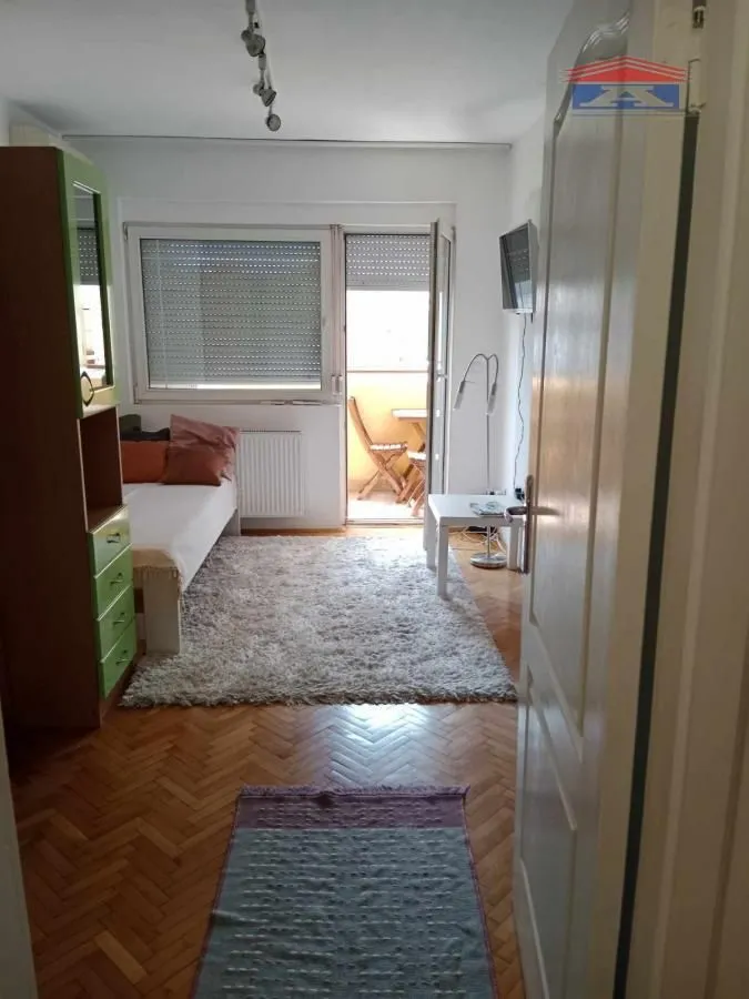 Pogled iz hodnika na dnevnu sobu sa izlazom na terasu.
