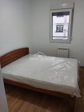 Spavaća soba sa bračnim krevetom i drvenim podom. - image 10