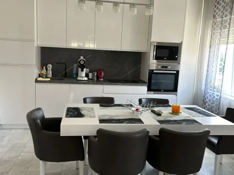 Rent, three bedroom apartment, 120m², Tivat, Crna Gora - image 6