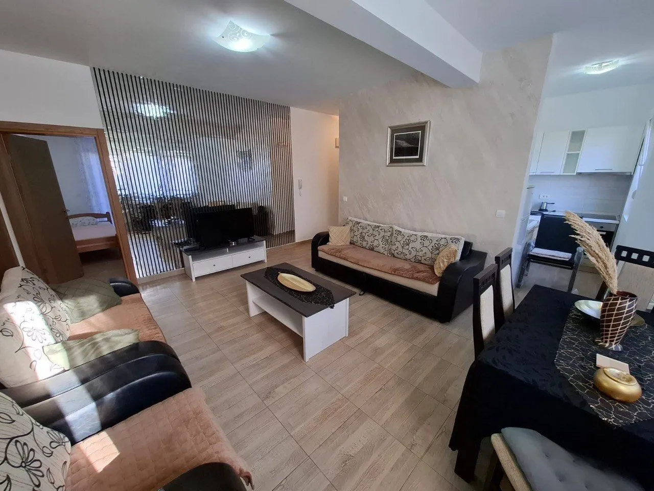 Izdavanje, dvosoban stan, 65m², Tivat, Crna Gora