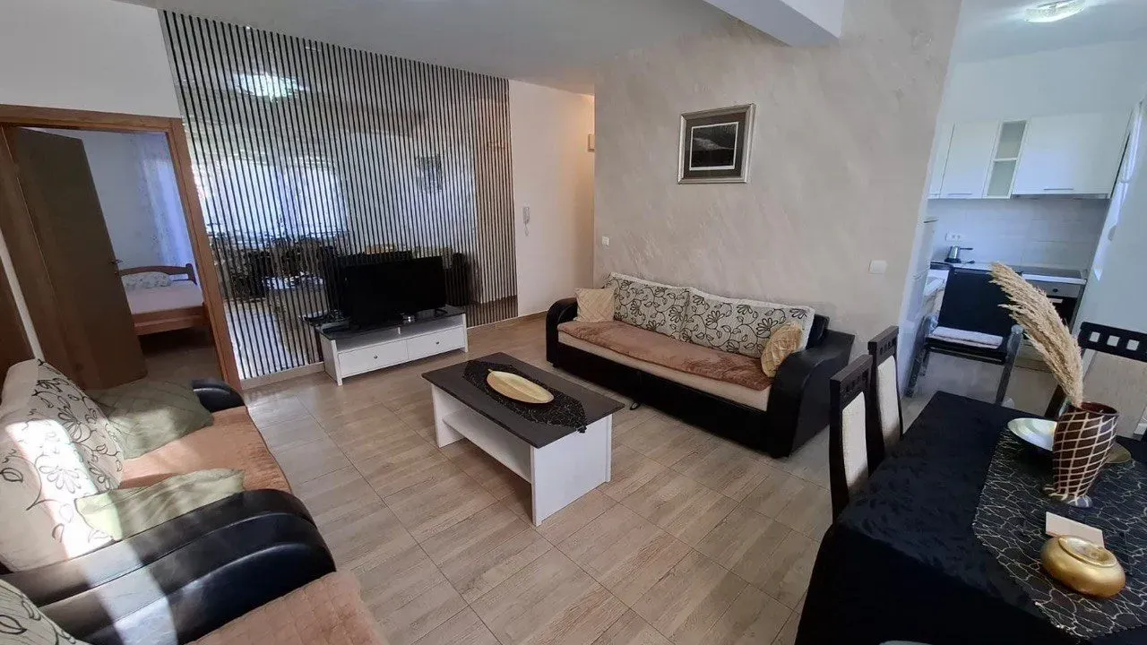 Izdavanje, dvosoban stan, 65m², Tivat, Crna Gora