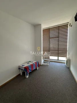 Prazna prostorija sa tepihom i velikim prozorom sa roletnama. - image 6