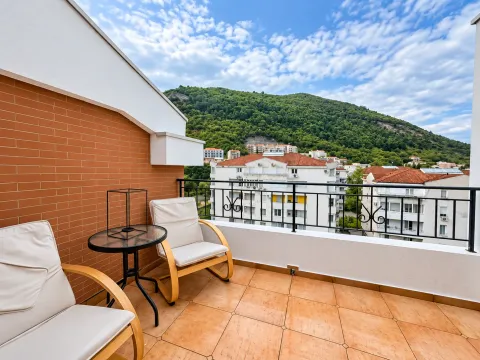 Namješten balkon sa garniturom za sjedenje i pogledom na brdo. - image 4