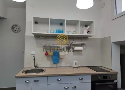 Manja kuhinja sa sudoperom, ugradnom pločom i gornjim elementima. - image 3