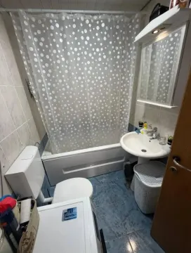 Manje kupatilo sa kadom, umivaonikom i wc šoljom. - image 9