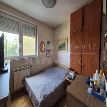 Manja spavaća soba sa krevetom, garderoberom i prozorom. - image 9