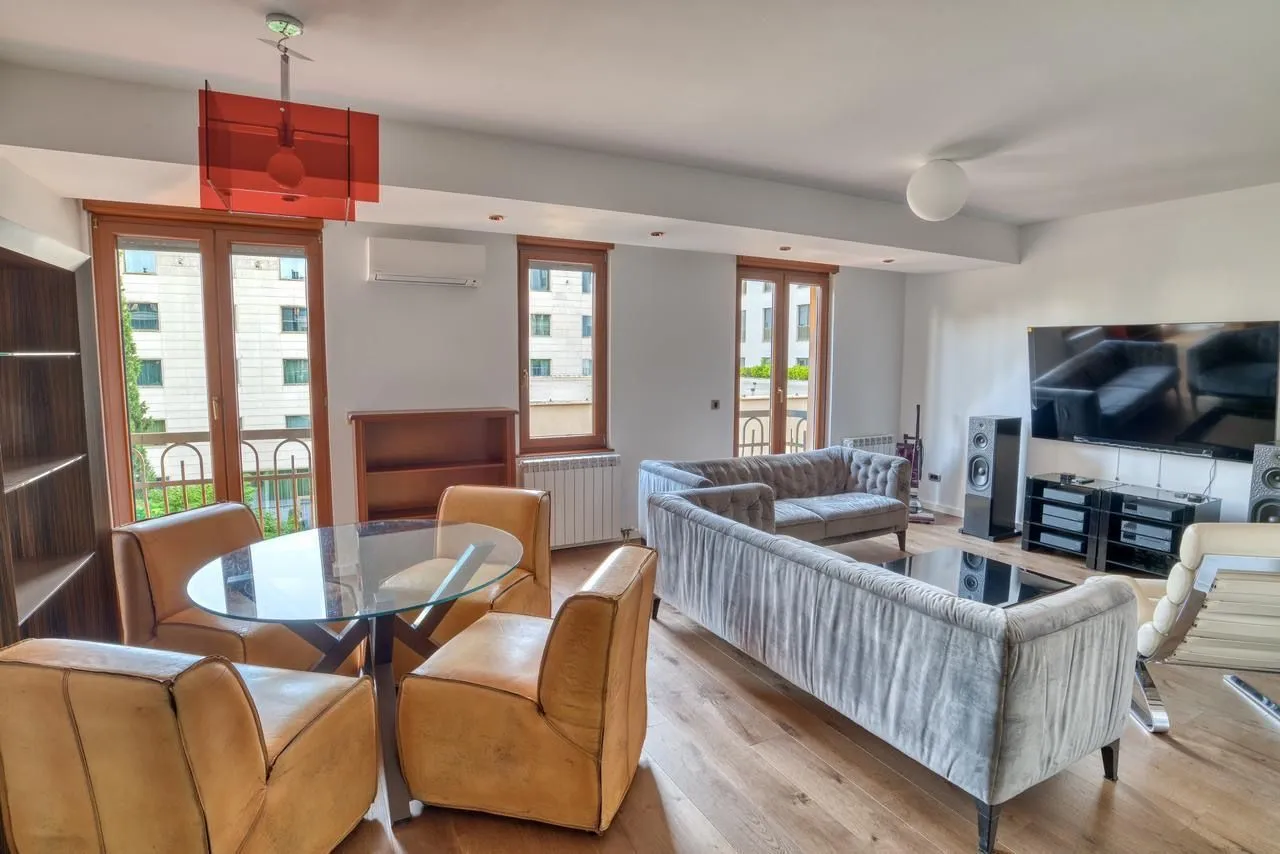 Izdavanje, dvosoban stan, 90m², Centar, Podgorica