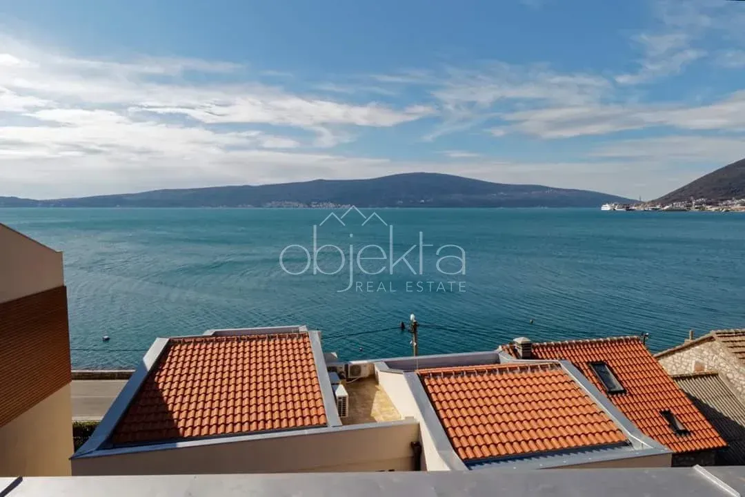 Pogled sa terase na more i zaliv.