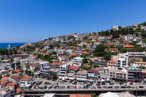 Pogled na grad i obalu sa terase. - image 7