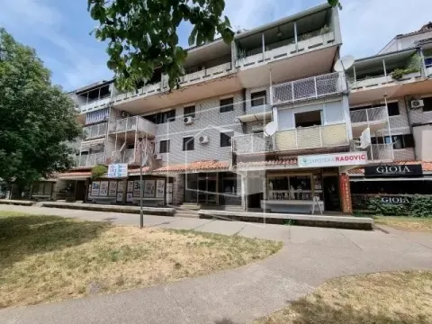 Spoljašnji izgled stambene zgrade sa terasama i poslovnim prostorima u prizemlju. - image 9