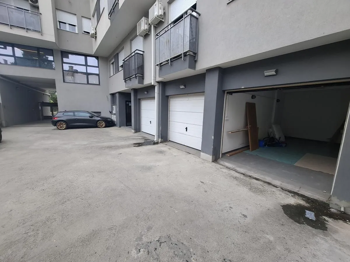 Pogled na ulaz u garaže sa spoljne strane zgrade.