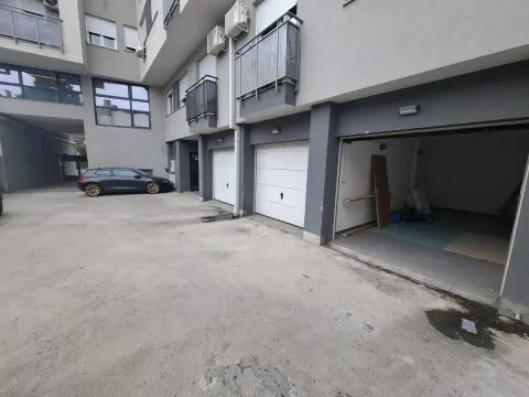 Pogled na ulaz u garaže sa spoljne strane zgrade. - image 14