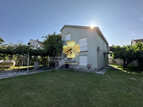 Rent, house, 200m², Stari Aerodrom, Podgorica - image 1