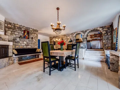 Izdavanje, kuća, 200m², Kotor, Crna Gora - image 6