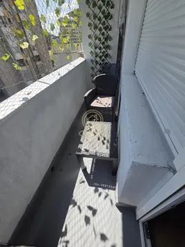 Manji namešteni balkon sa stolom i stolicama. - image 12