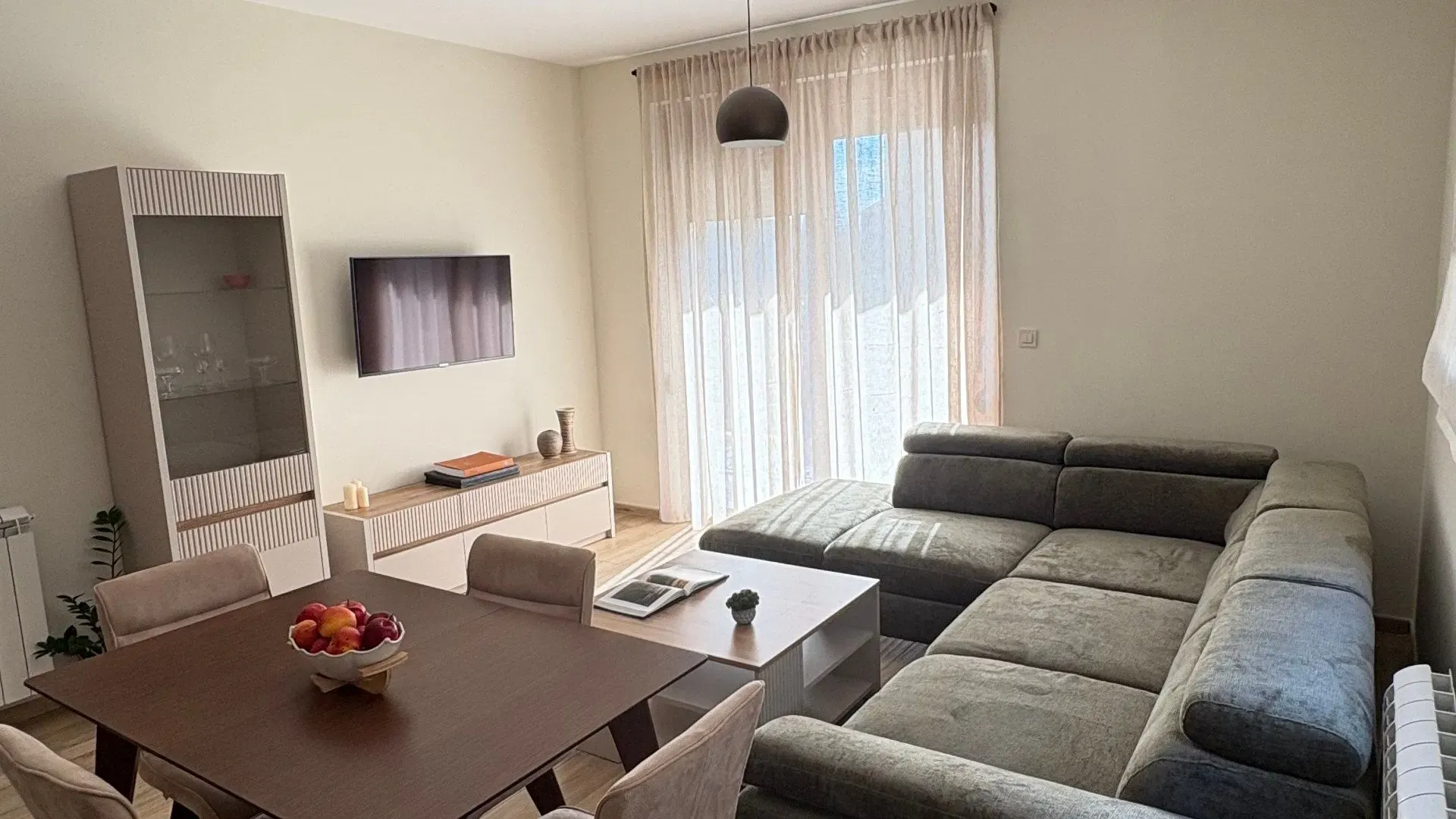 Izdavanje, jednosoban stan, 50m², Tivat, Crna Gora