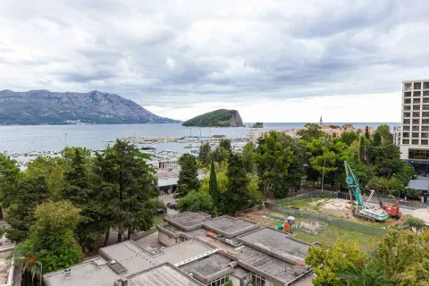 Pogled sa terase na grad, marinu i more sa ostrvom u pozadini. - image 8