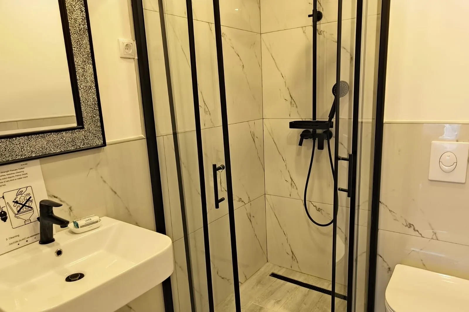 Izdavanje, trosoban stan, 147m², Đenovići, Herceg Novi