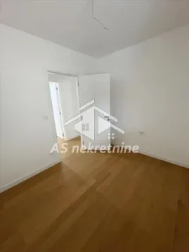 Prazna soba sa parketom i belim zidovima. - image 9