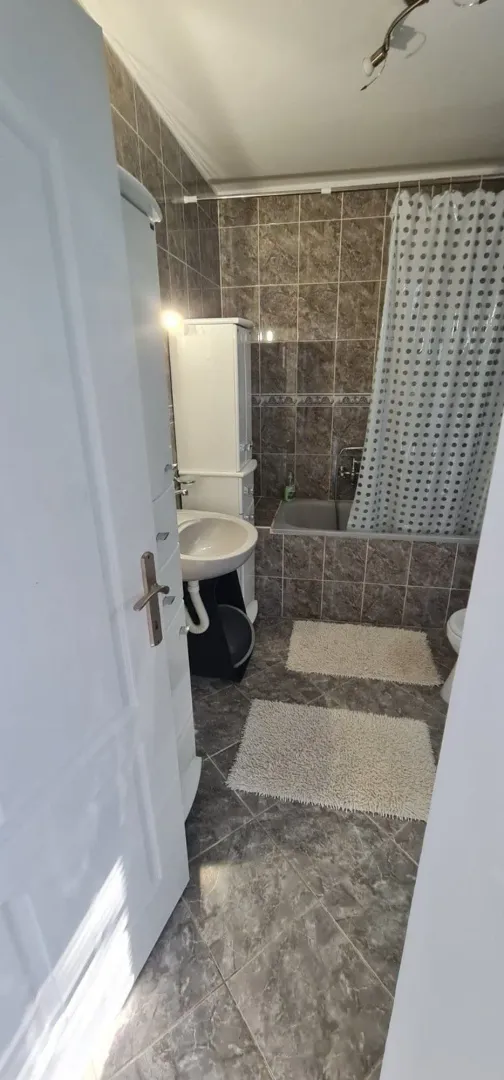 Pogled na kupatilo sa kadom i umivaonikom.