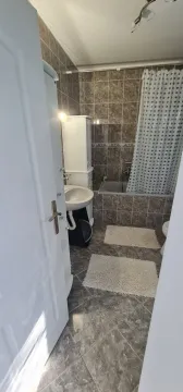 Pogled na kupatilo sa kadom i umivaonikom. - image 18