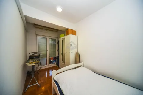 Manja spavaća soba sa krevetom, ormarom i balkonskim vratima. - image 14