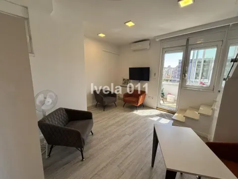 Dnevna soba sa foteljama, sofom i izlazom na terasu. - image 10