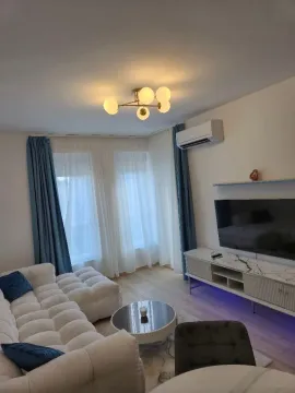 Moderna i svijetla dnevna soba sa garniturom, TV-om i trpezarijskim dijelom. - image 3