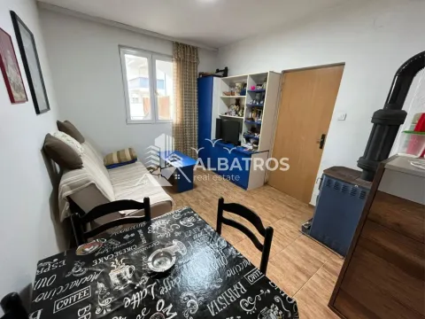 Manji dnevni boravak sa trosjedom, trpezarijskim stolom i peći na drva. - image 4