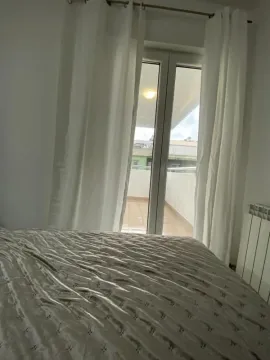 Spavaća soba sa krevetom i izlazom na balkon. - image 7