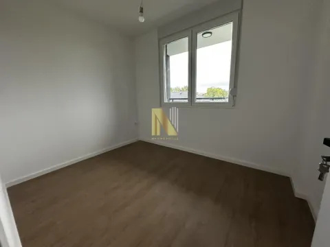 Prazna soba sa laminatom i velikim prozorom. - image 4