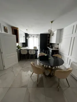 Moderna kuhinja sa trpezarijskim stolom i stolicama. - image 8