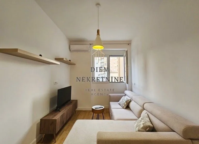 Izdavanje, jednosoban stan, 38m², Centar, Bar