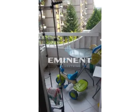 Pogled na namešten balkon sa stolom i dečjom igračkom. - image 12