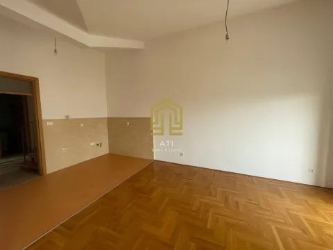 Prazna kuhinja sa keramičkim pločicama i parketom. - image 7