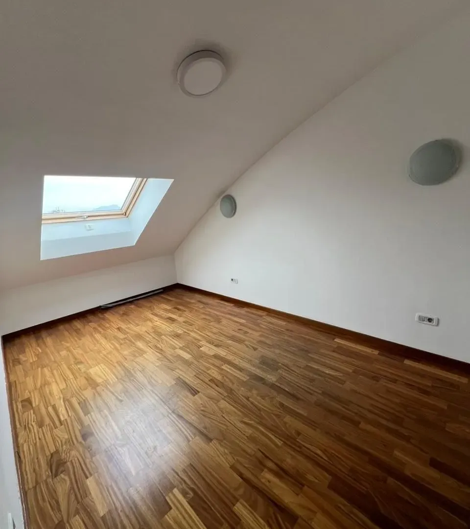 Izdavanje, četvorosoban stan, 200m², Preko Morače, Podgorica