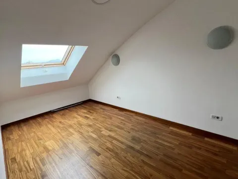 Izdavanje, četvorosoban stan, 200m², Preko Morače, Podgorica - image 12