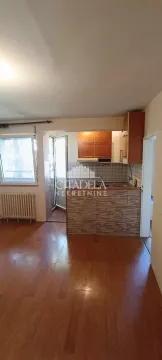 Manja kuhinja sa drvenim elementima i izlazom na terasu. - image 4