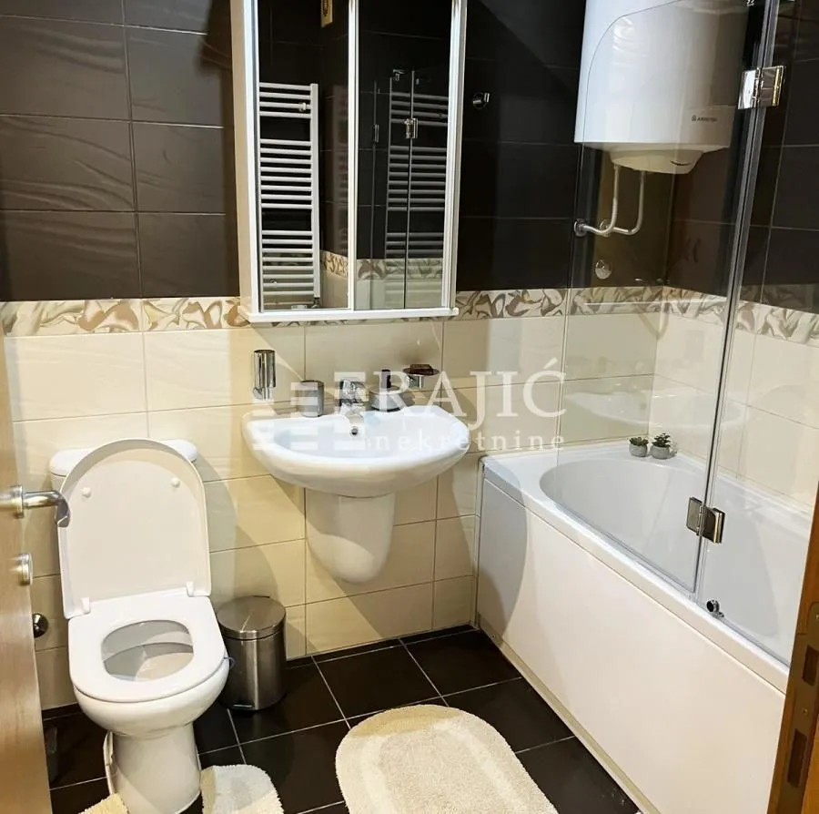 Fully equipped bathroom with a bathtub, washbasin, and toilet.