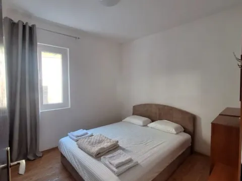 Izdavanje, dvosoban stan, 90m², Dobrota, Kotor - image 8