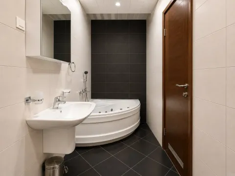 Moderne kupatilo sa ugaonom kadom, umivaonikom i drvenim vratima. - image 12