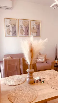 Svijetao dnevni boravak sa trpezarijskim stolom u prednjem planu i modernim detaljima. - image 2
