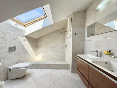 Prodaja, četvorosoban stan, 220m², Preko Morače, Podgorica - image 10