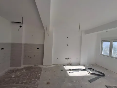 Pogled na neuređeni unutrašnji prostor u fazi renoviranja. - image 11