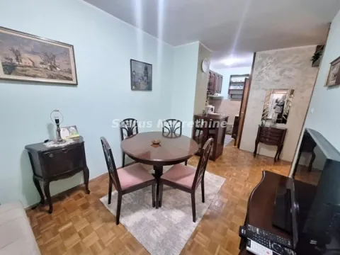 Dnevna soba sa trpezarijskim stolom i stolicama. - image 6