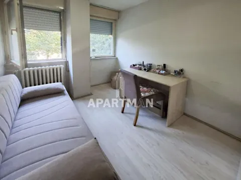 Manja spavaća soba sa krevetom i radnim stolom. - image 3