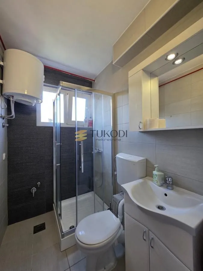 Kupatilo sa tuš kabinom, umivaonikom i wc šoljom.
