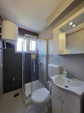 Kupatilo sa tuš kabinom, umivaonikom i wc šoljom. - image 16