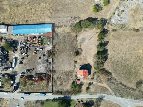 Pogled iz vazduha na parcelu i okolno zemljište. - image 6