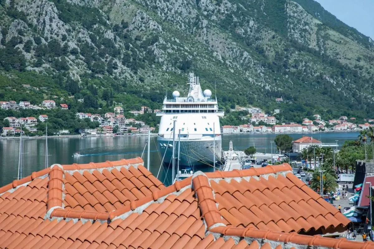 Rent, one bedroom apartment, 100m², Kotor, Crna Gora